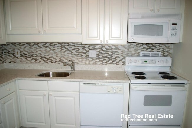 101 Monmouth St, Unit 811 in Brookline, MA - Foto de edificio - Building Photo