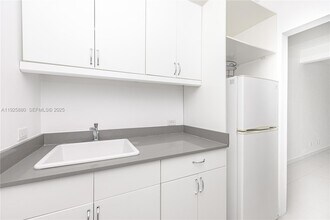 6944 Byron Ave in Miami Beach, FL - Foto de edificio - Building Photo