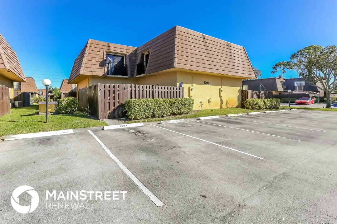 4200 Turnberry Cir in Greenacres, FL - Building Photo