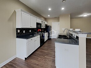 5902 Cabot Dr in Indianapolis, IN - Foto de edificio - Building Photo