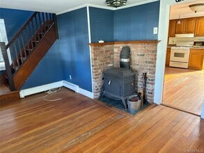 182 Maple Hill Rd in Huntington, NY - Building Photo - Building Photo