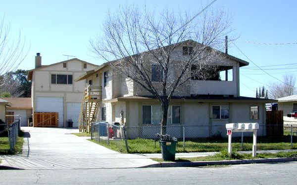 392-398 1/2 N Brinton Dr in San Jacinto, CA - Foto de edificio