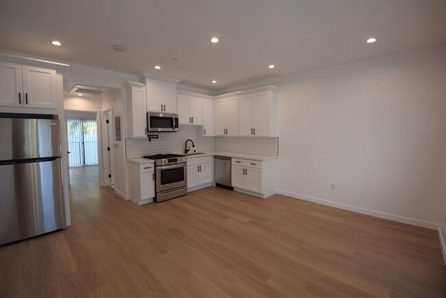 5915 Fair Ave, Unit 5911 in Los Angeles, CA - Building Photo - Building Photo