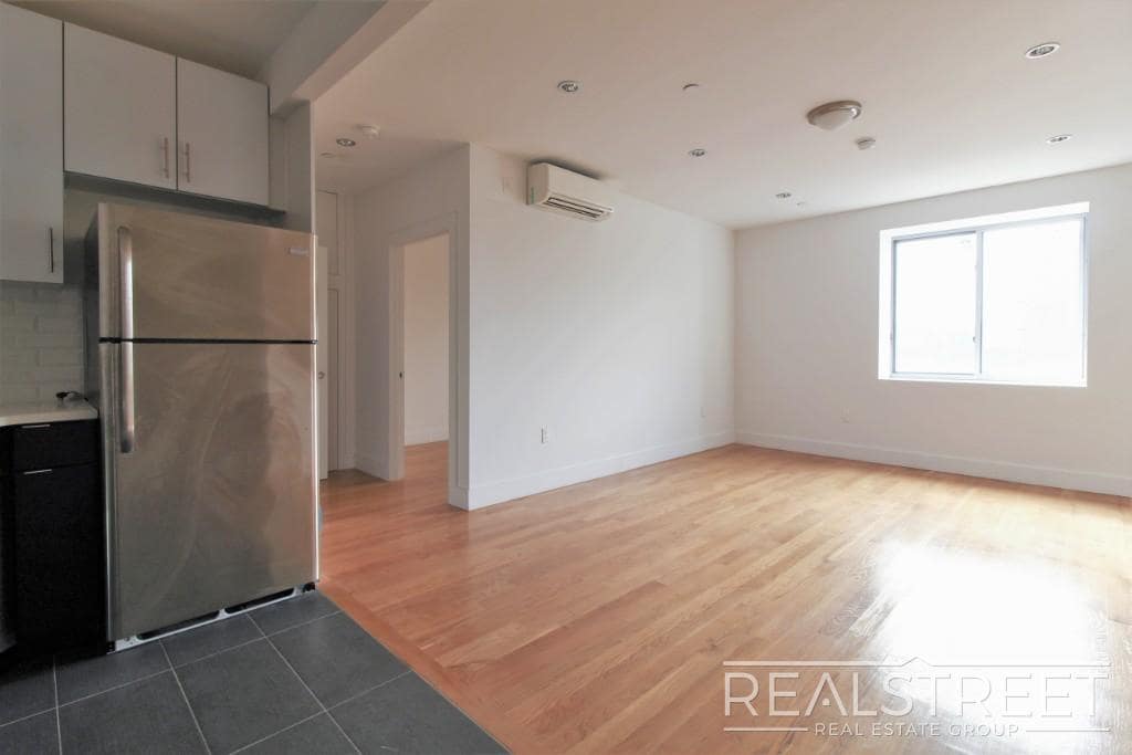 LUXURY 1 BED LOFT in Queens! in Queens, NY - Building Photo