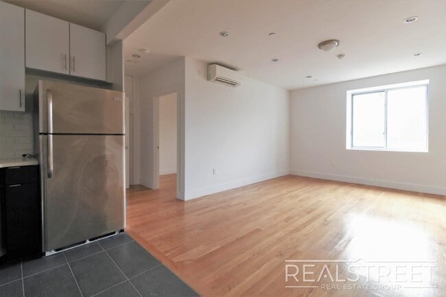 LUXURY 1 BED LOFT in Queens!
