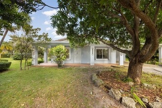 9340 SW 174th St in Palmetto Bay, FL - Building Photo - Building Photo