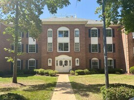 974 Claytonbrook Dr in Ballwin, MO - Building Photo