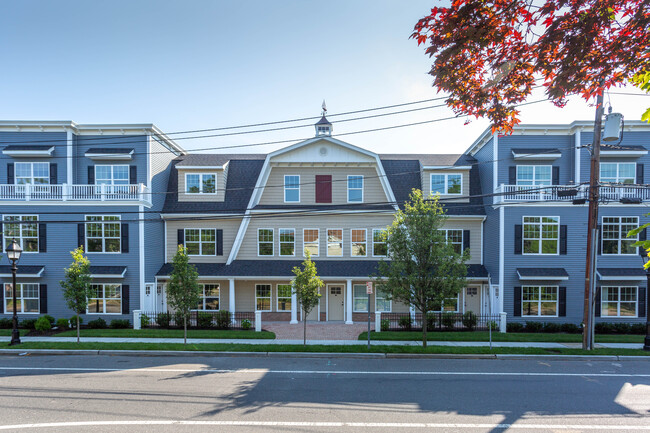 Courtyards on Fifth in Bay Shore, NY - Building Photo - Building Photo