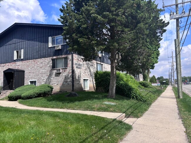 University Heights Apartments in Dekalb, IL - Building Photo - Building Photo