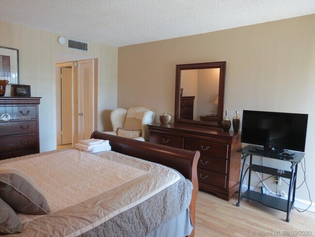 2324 S Cypress Bend Dr in Pompano Beach, FL - Building Photo - Building Photo