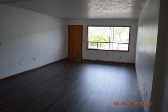 74 SW 2nd St in Clatskanie, OR - Building Photo - Building Photo