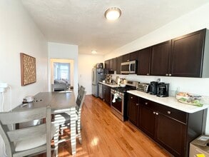 66 Hammond St, Unit 3 in Boston, MA - Foto de edificio - Building Photo