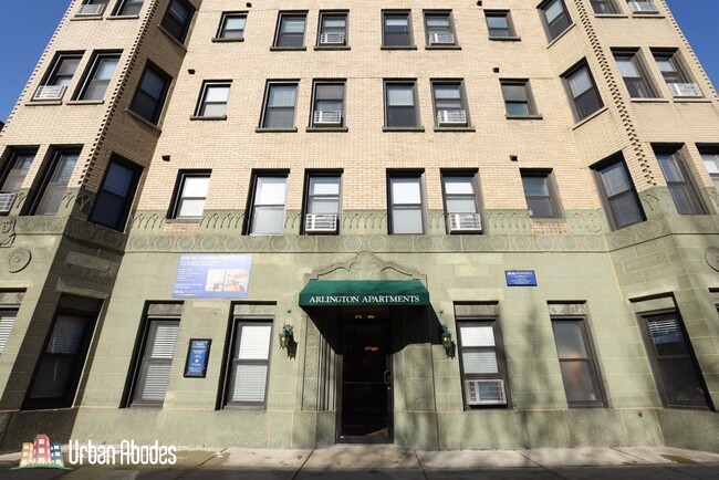 557 W Arlington Pl, Unit A08C in Chicago, IL - Foto de edificio - Building Photo