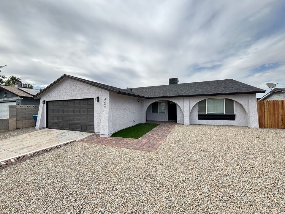 4244 Chafer Dr in Las Vegas, NV - Building Photo