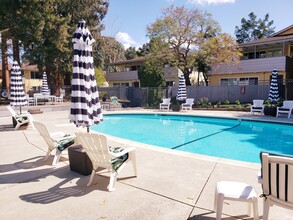 Sunshine Gardens Apartments in Mountain View, CA - Foto de edificio - Building Photo