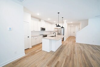 136 Kingswood Ter in Bloomingdale, GA - Building Photo - Building Photo