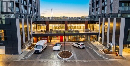 3071 Trafalgar Rd in Oakville, ON - Building Photo - Building Photo