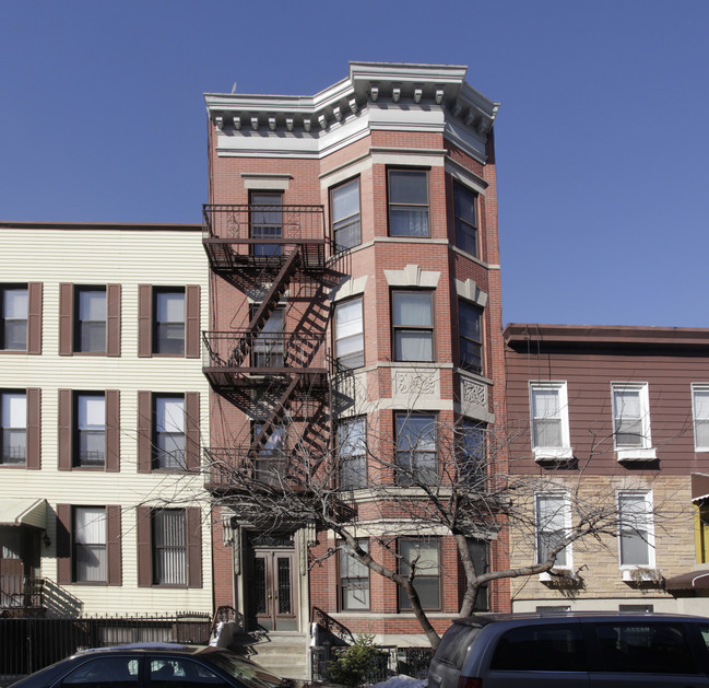 145 Calyer St in Brooklyn, NY - Foto de edificio - Building Photo