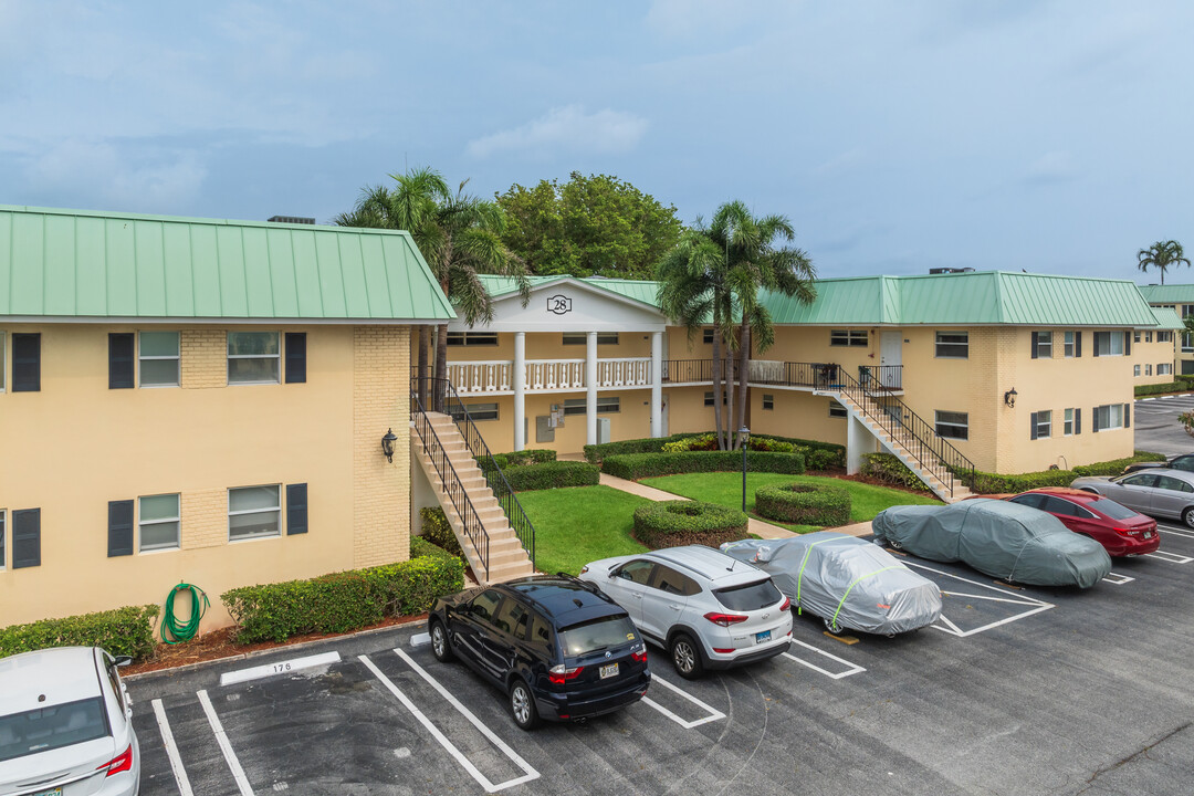 Colonial Club Condos in Boynton Beach, FL - Building Photo