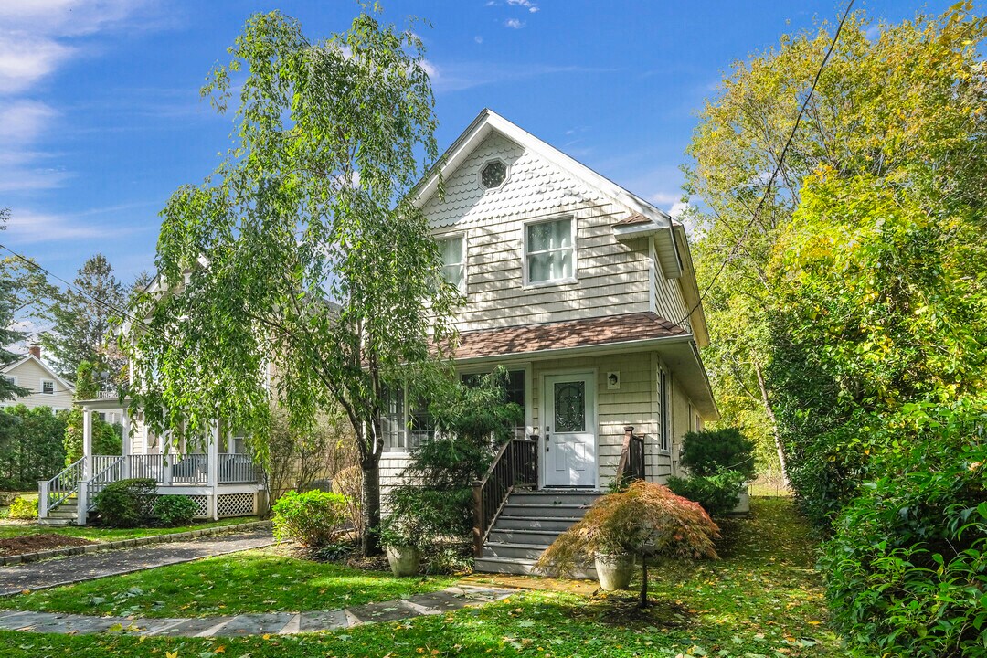 36 Cottage Ave in Harrison, NY - Building Photo