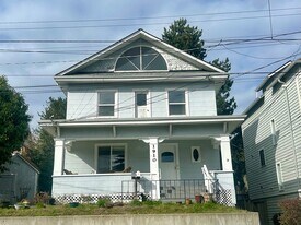 1910 N 37th St in Seattle, WA - Building Photo