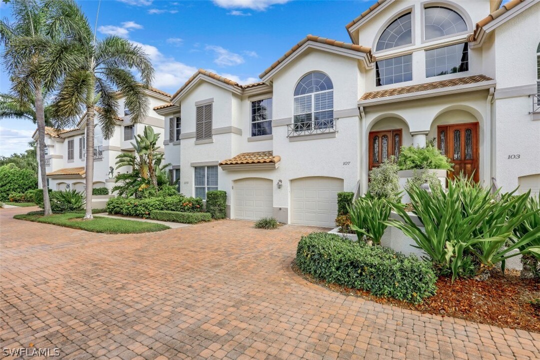 107 Colonade Cir in Naples, FL - Building Photo