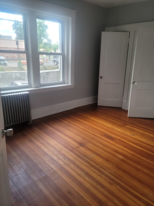359 W Main St in New Britain, CT - Building Photo