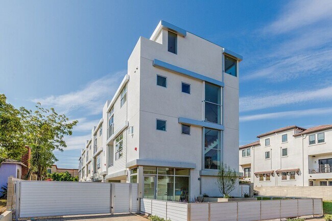 5935 W Parkcrest Pl in Los Angeles, CA - Building Photo - Building Photo