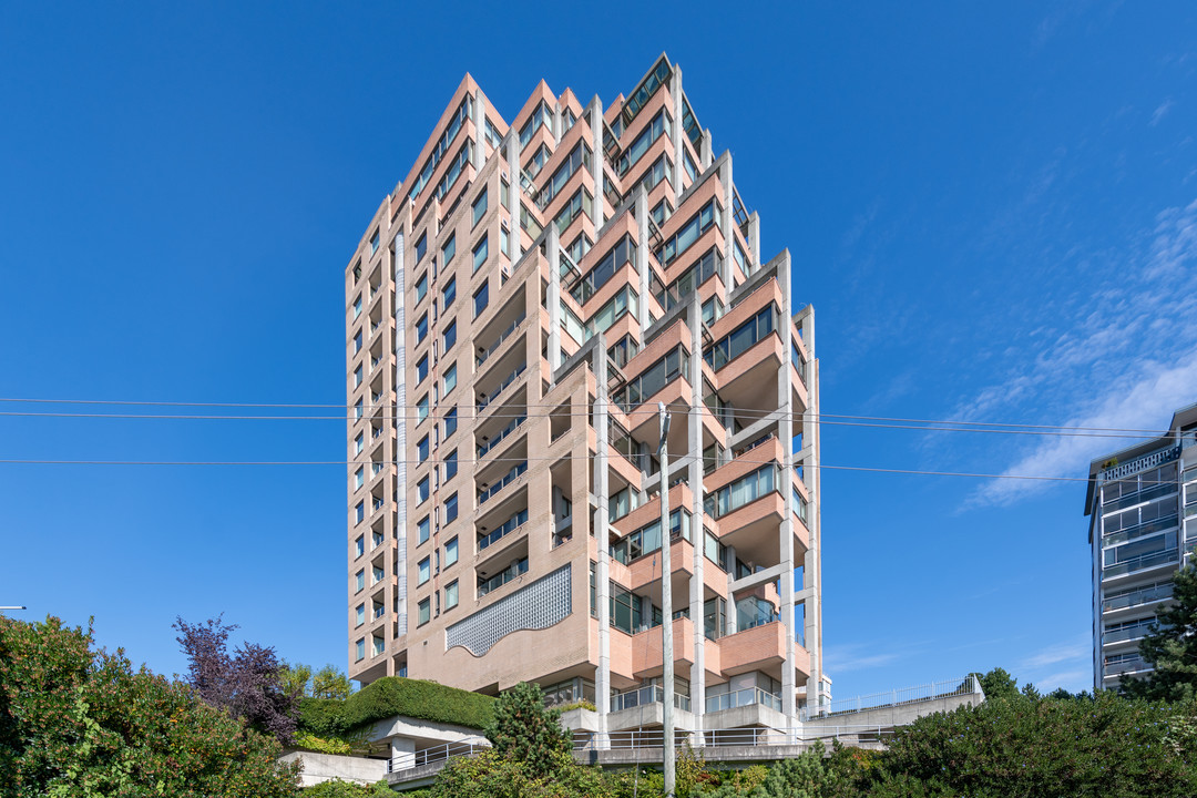 Les Terraces in West Vancouver, BC - Building Photo