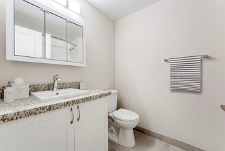 212 Davis Apartments in Newmarket, ON - Building Photo - Building Photo