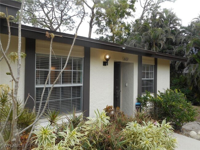 1007 Pine Isle Ln in Naples, FL - Foto de edificio - Building Photo