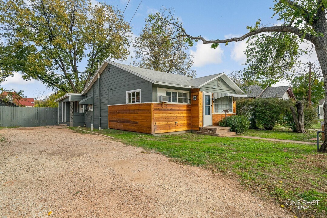 1110 S 15th St in Abilene, TX - Building Photo
