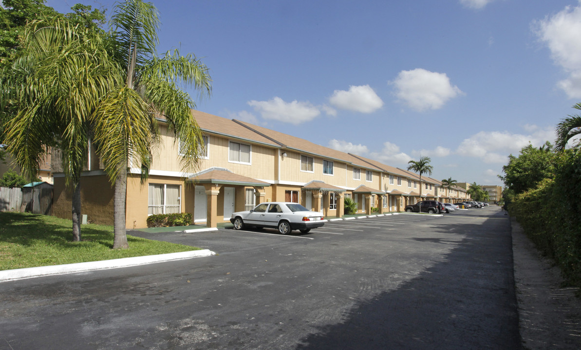 Midway Villas in Miami, FL - Foto de edificio