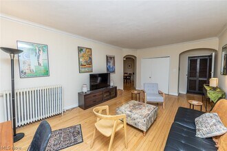 2330 Euclid Heights Blvd in Cleveland, OH - Building Photo - Building Photo