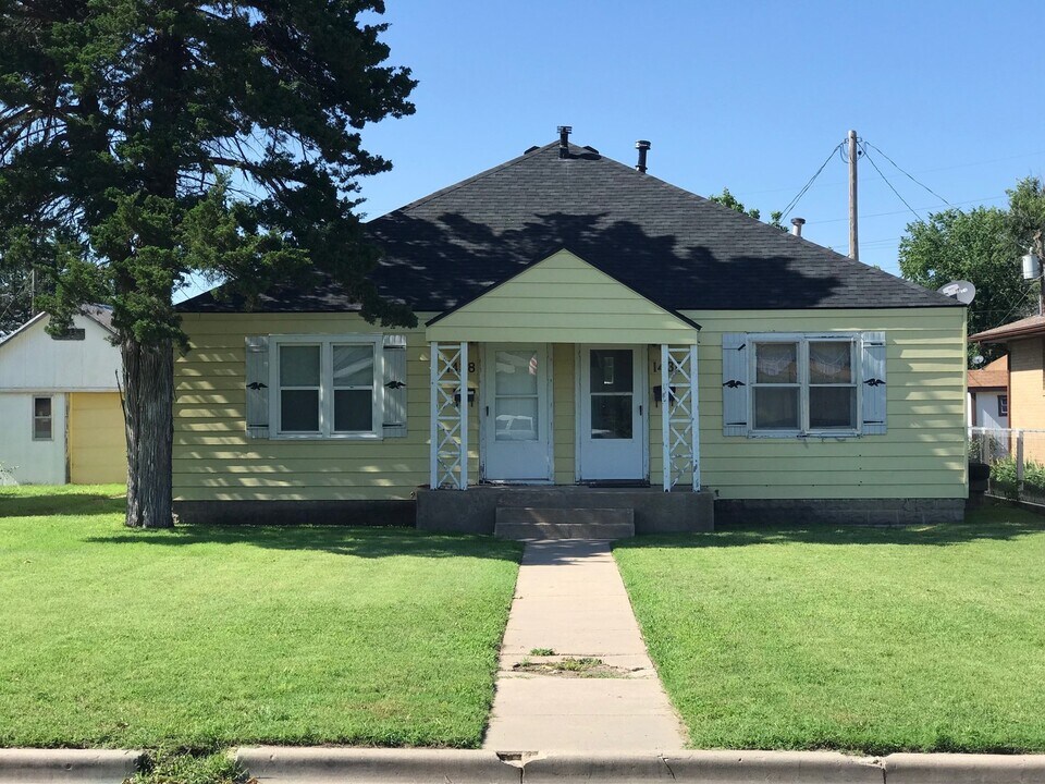 1436 Broadway Ave-Unit -1438 in Great Bend, KS - Building Photo