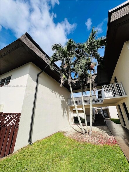 8475 SW 94th St, Unit 205E in Miami, FL - Building Photo - Building Photo