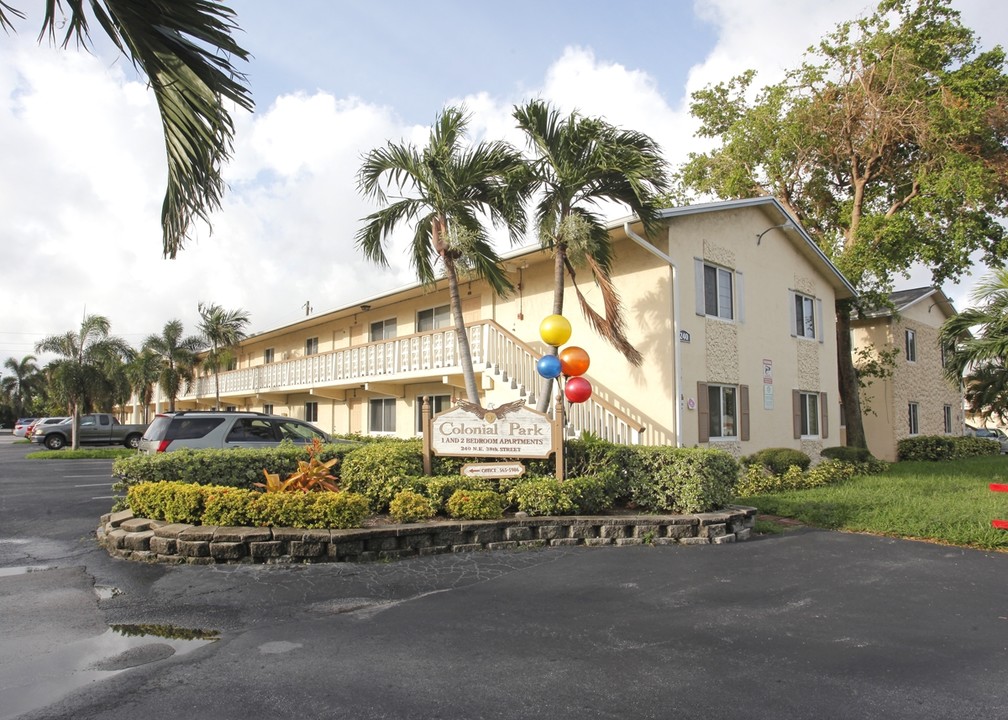 Colonial Park in Oakland Park, FL - Building Photo