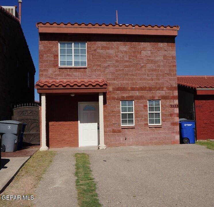 3533 Oasis Dr in El Paso, TX - Building Photo