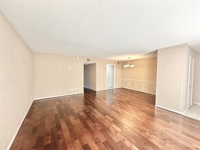 10353 Briar Forest Dr in Houston, TX - Building Photo - Building Photo