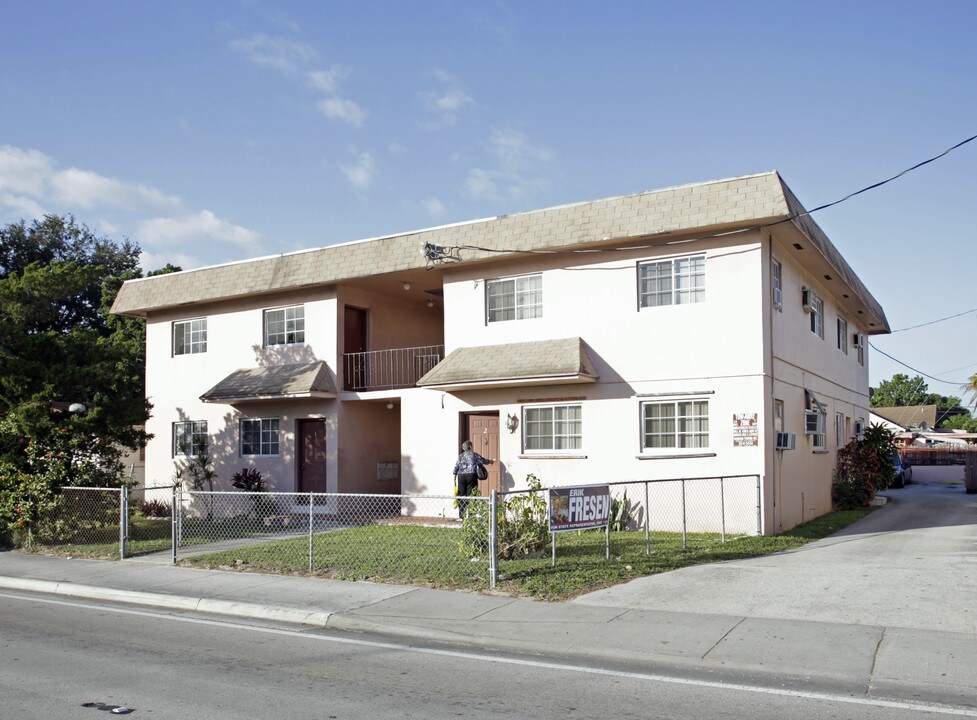 220 NW 57th Ave in Miami, FL - Foto de edificio