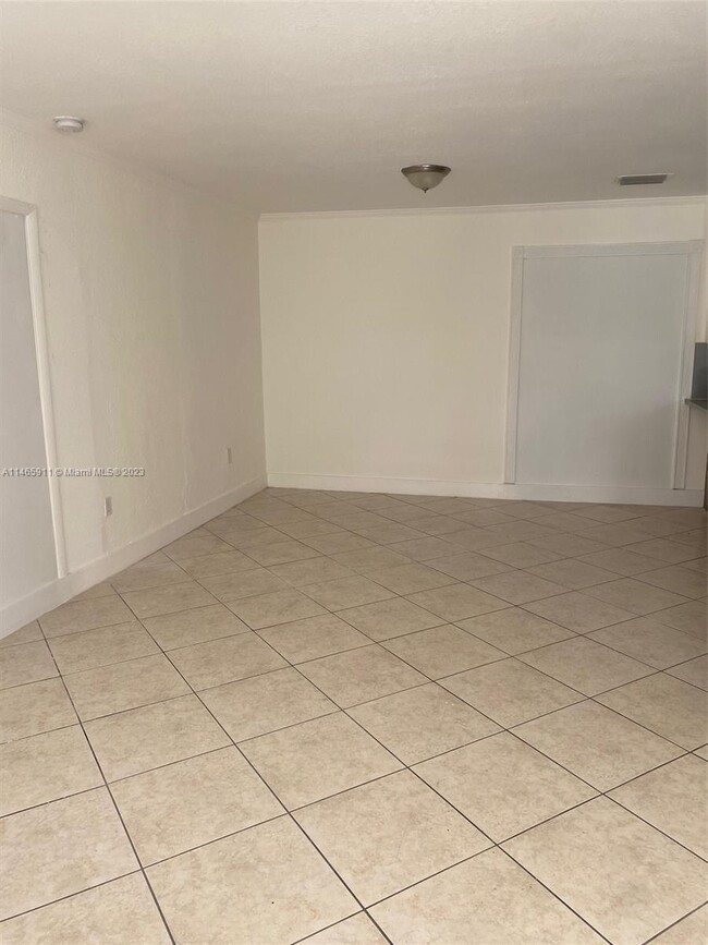 551 E 39th St-Unit -Front in Hialeah, FL - Building Photo - Building Photo