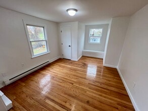 40 Watch St, Unit 2 in Oxford, MA - Foto de edificio - Building Photo