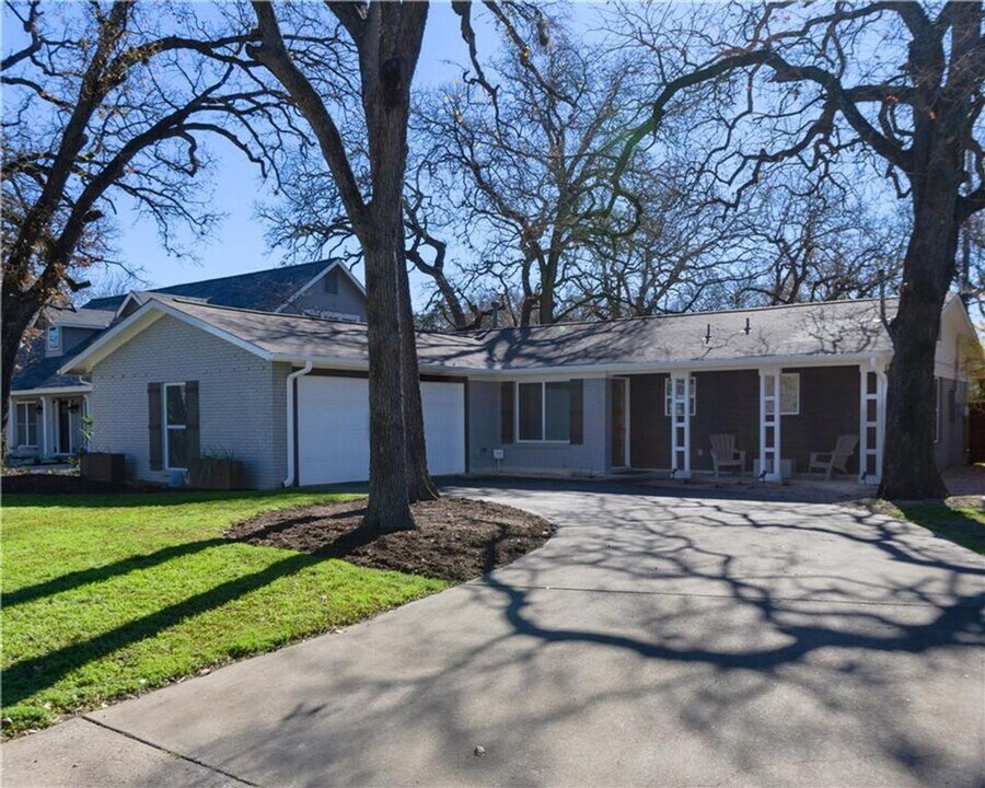 2505 Rogge Ln in Austin, TX - Foto de edificio