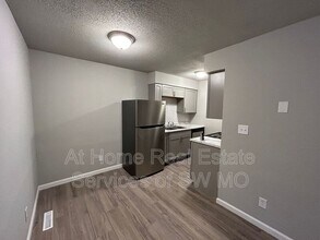 900 S Crutcher Ave in Springfield, MO - Building Photo - Building Photo