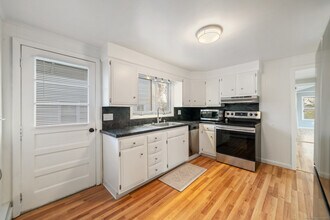 46 Elaine Rd in Milford, CT - Building Photo - Building Photo