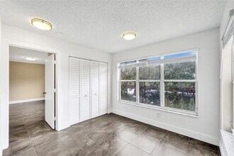 457 Vista Isles Dr in Plantation, FL - Foto de edificio - Building Photo