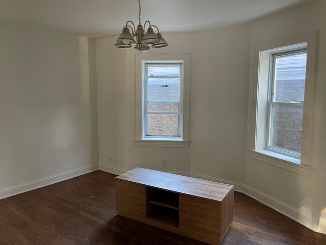 4555 W Wellington Ave in Chicago, IL - Building Photo - Building Photo