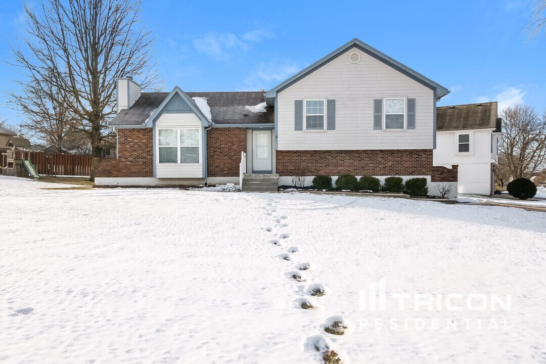 1920 Fairground Dr in Pleasant Hill, MO - Building Photo