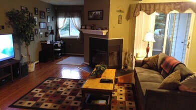 2215 Lowells Glen Rd, Unit E in Parkville, MD - Foto de edificio - Building Photo