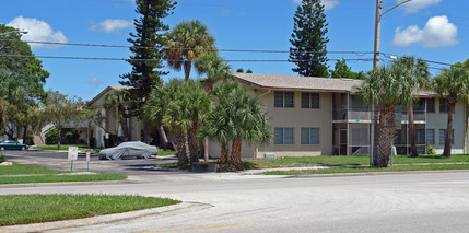 Edgewater Apartments in St. Petersburg, FL - Building Photo - Building Photo